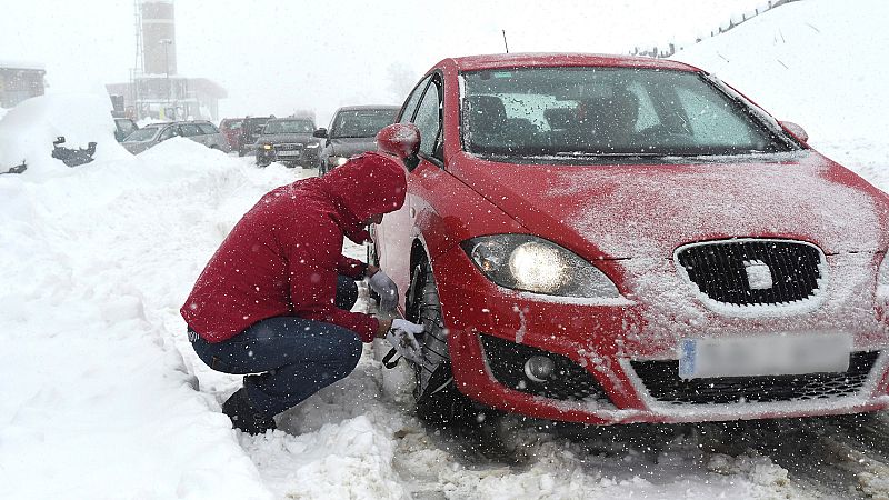 El temporal deja sin luz a miles de personas en Menorca y Asturias y afecta a trenes y carreteras