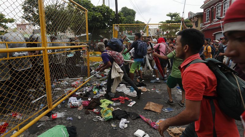 La caravana de migrantes rompe la valla entre Guatemala y México y se enfrenta con la policía
