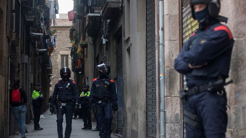 Los Mossos detienen a 55 personas en los registros de 'narcopisos' en una macrooperación en Barcelona