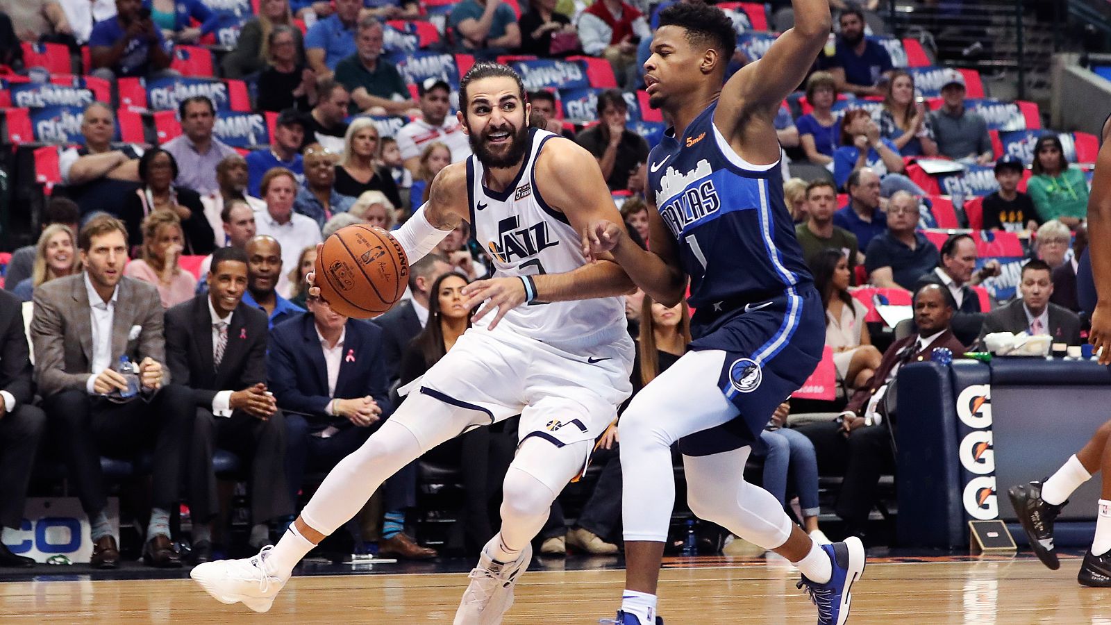 El base español Ricky Rubio, que jugó su segundo partido consecutivo en menos de 24 horas, volvió a dirigir el ataque de los Jazz de Utah y a disfrutar de otra victoria fuera de su campo, mientras que Curry volvió a dispararse con 35 puntos para los