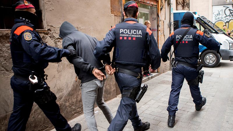 El juez ordena busca y captura para otros 20 responsables de "narcopisos" en Barcelona