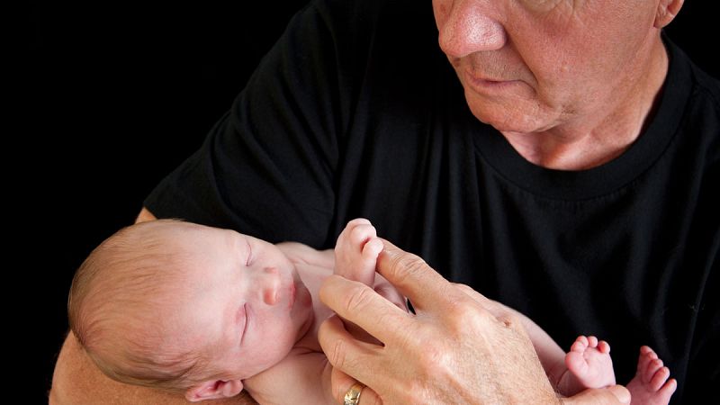 La edad del padre también influye en la salud del bebé, según un estudio