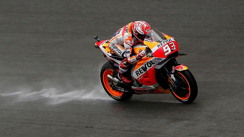 Márquez domina bajo una lluvia torrencial que obliga el adelanto de las carreras