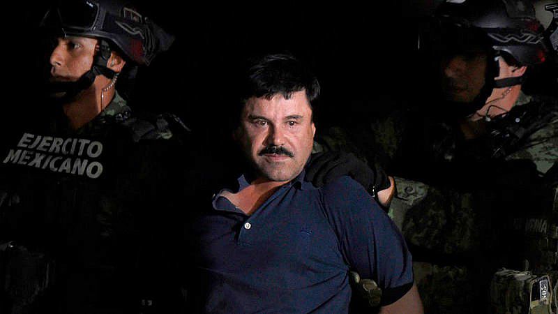 El Chapo Guzmán se sienta en el banquillo acusado de narcotráfico este lunes en una corte de Nueva York