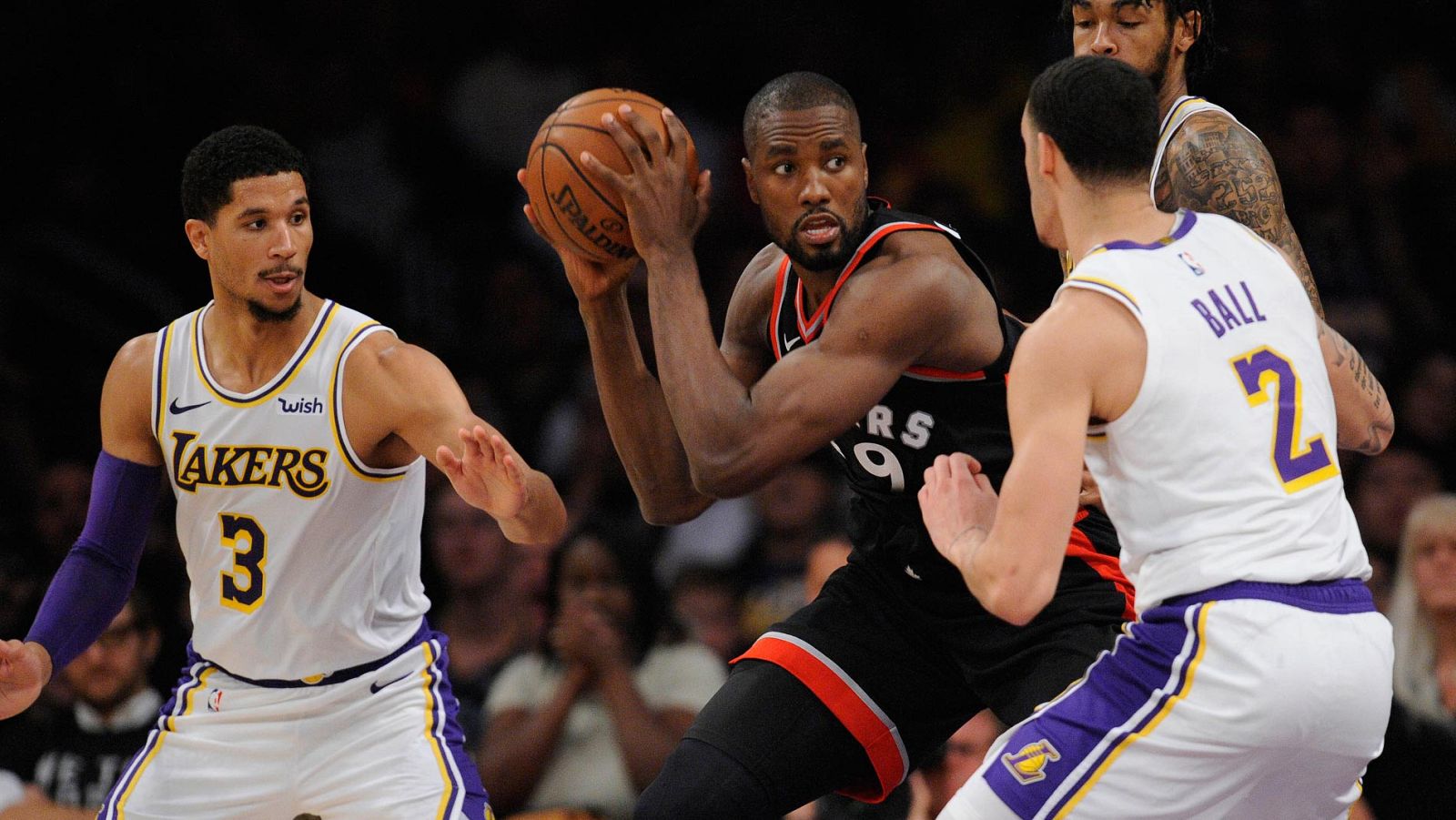 Ibaka se sale ante los Lakers, que acaban abucheados | Ver