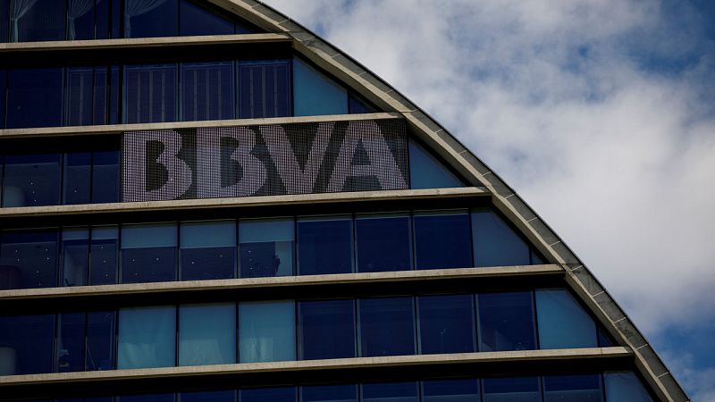 De Guindos avisa a una docena de bancos, incluidos el BBVA y el Sabadell, de que deben reforzar su capital