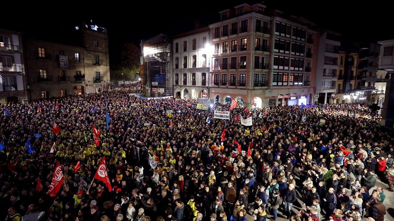 Miles de personas salen a la calle en Avilés al grito de "Alcoa no se cierra"