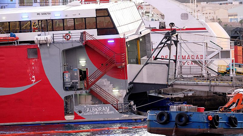 Tres personas rescatadas en Gran Canaria tras caer al agua por el choque de un ferri con otro barco