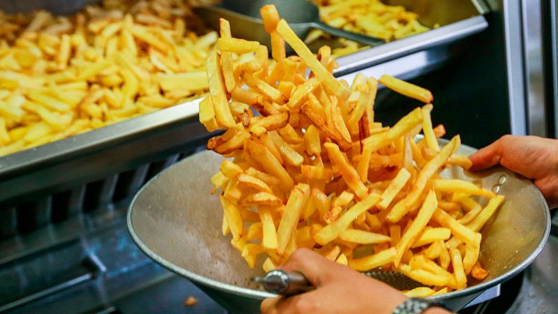 Sanidad recomienda no freír demasiado las patatas para evitar la acrilamida