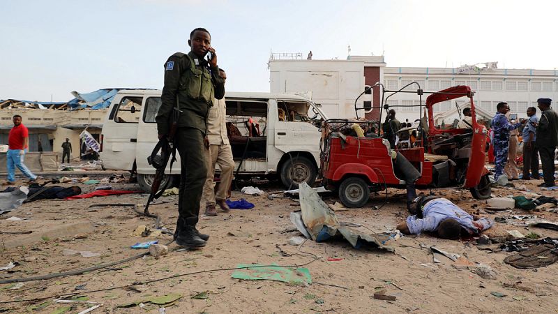 Una veintena de fallecidos al estallar tres coches bomba en Mogadiscio en el último atentado de Al Shabab