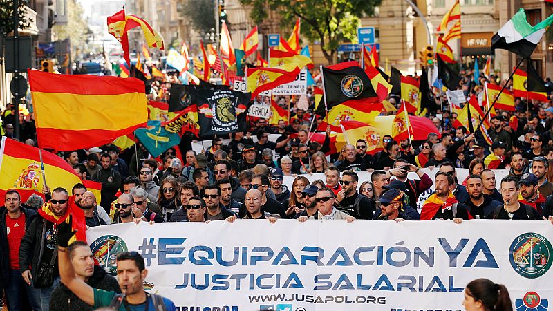 Los Mossos cargan contra los CDR que intentaban alcanzar la manifestación del sindicato policial Jusapol