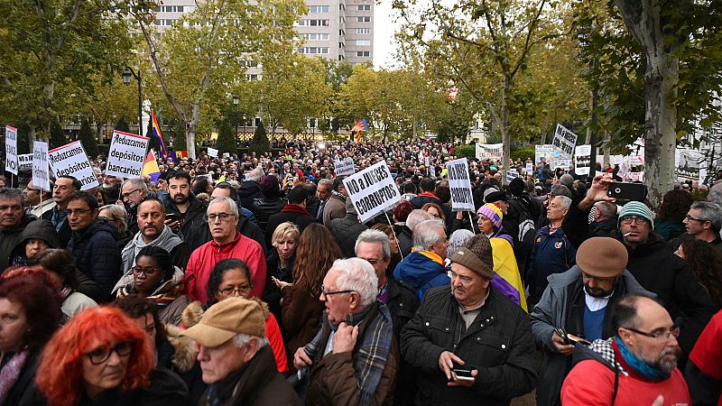 Cientos de personas se concentran frente al Tribunal Supremo para protestar contra el fallo sobre las hipotecas