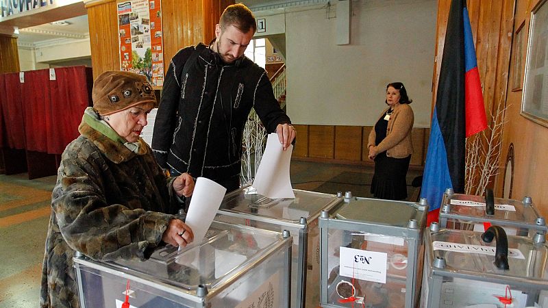 Moscú afianza su control sobre las regiones separatistas del este de Ucrania tras unas elecciones que Kiev no reconoce