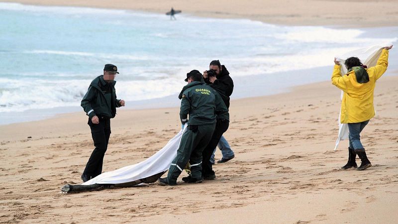 Las víctimas del naufragio de una patera hace una semana en Caños de Meca ascienden a 18 muertos