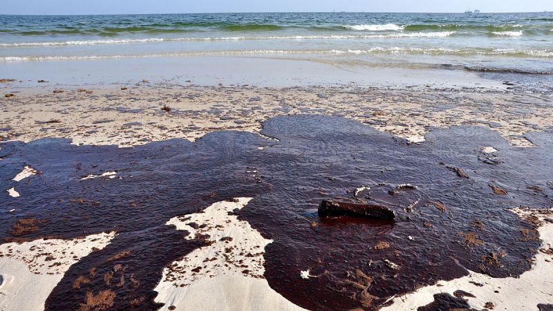 La Guardia Civil investiga a 72 personas por contaminación marítima