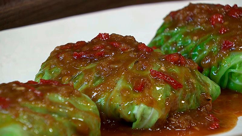 Col rellena de pies de cerdo