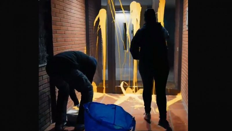 Los jóvenes de Arran vuelven a "señalar" al juez Llarena con pintura amarilla en su casa de Sant Cugat