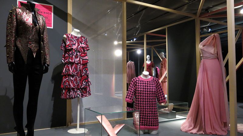 El Museo del Traje se tiñe de rosa