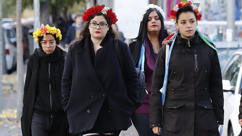 Dos activistas de Femen juzgadas por encadenarse al altar de la Almudena aseguran que respetaron los objetos religiosos