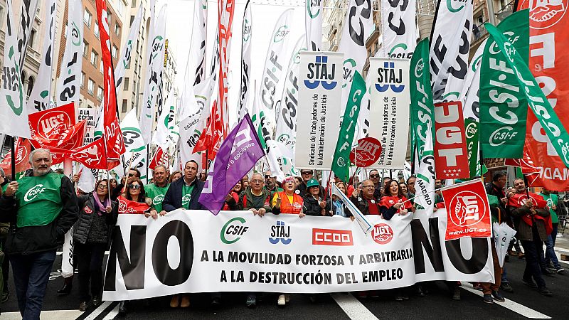 Miles de funcionarios protestan con una jornada de huelga contra el "caos" de la Justicia y los traslados forzosos