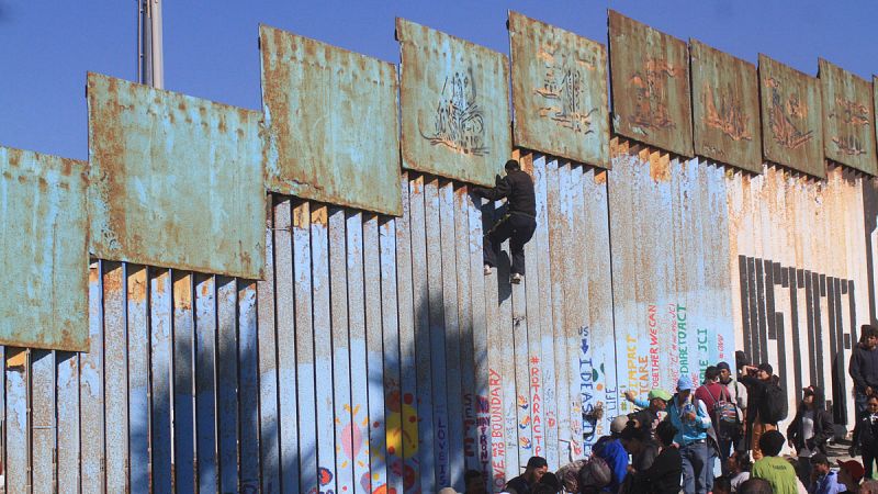 Los migrantes de las caravanas se agolpan ya por miles en Tijuana frente al despliegue estadounidense