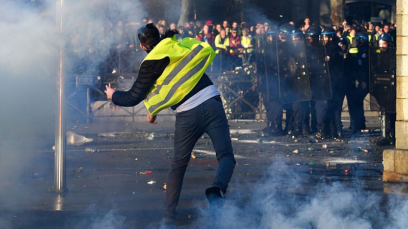 Una manifestante muerta y dos centenares de heridos en las protestas por el alza de los combustibles en Francia