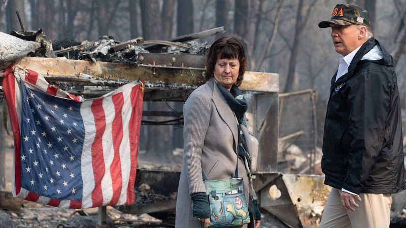 Trump se muestra conciliador en su visita a las zonas afectadas por los incendios de California