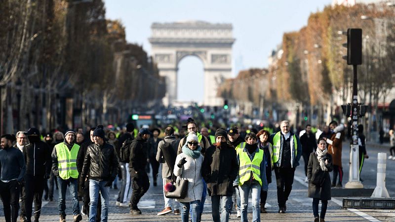 El Gobierno francés aumenta a 409 los heridos en las protestas por el alza del carburante