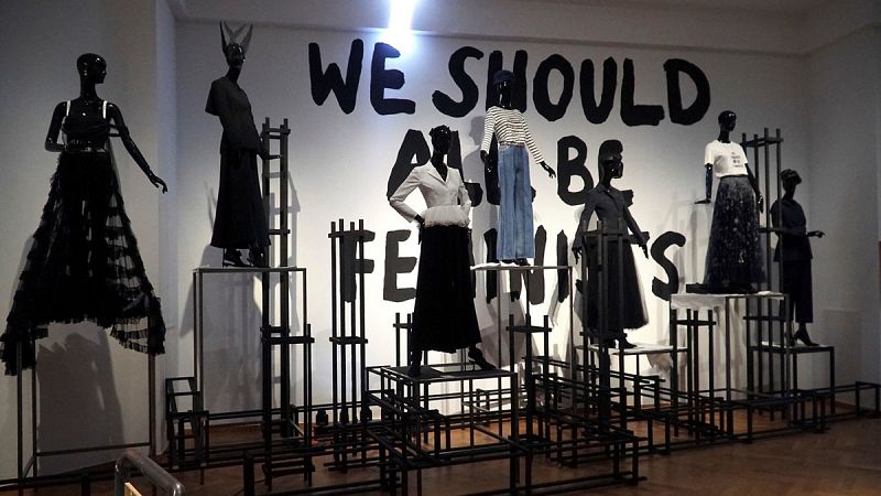 'Femmes Fatales', la exposición que rinde homenaje a las mujeres fuertes de la moda