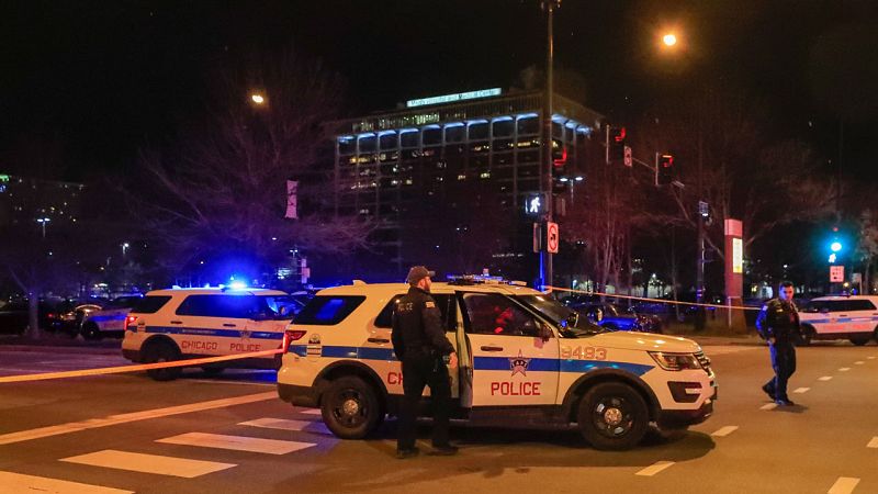 Al menos cinco muertos en dos tiroteos en Chicago y Denver