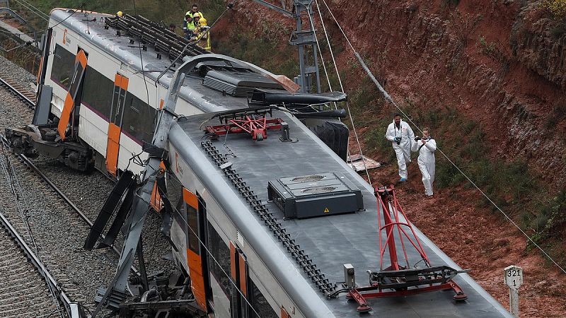 Un muerto y 49 heridos al descarrilar un tren en Barcelona por un deslizamiento de tierra