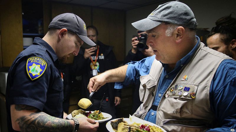 El chef José Andrés ofrece comida de Acción de Gracias a las víctimas de los incendios de California