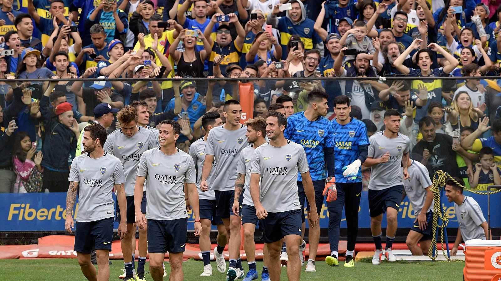 La locura invadió el entrenamiento de Boca Juniors para preparar la final de la Copa Libertadores. La Bombonera se desbordó con 50.000 seguidores 'xeneizes' alentando a su equipo.