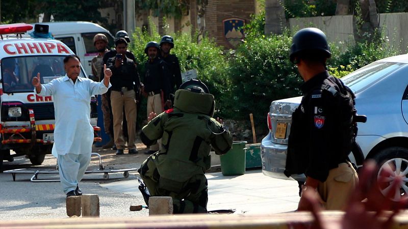 El ataque al consulado chino y un atentado suicida con bombas en un bazar causan 32 muertos en Pakistán