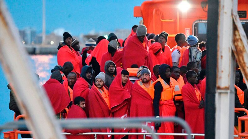 Una embarazada muerta y 13 desaparecidos tras el rescate de casi 900 migrantes en el mar de Alborán