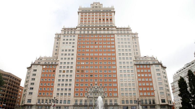 Un juzgado suspende las obras en el edificio España de Madrid ante las denuncias de riesgo