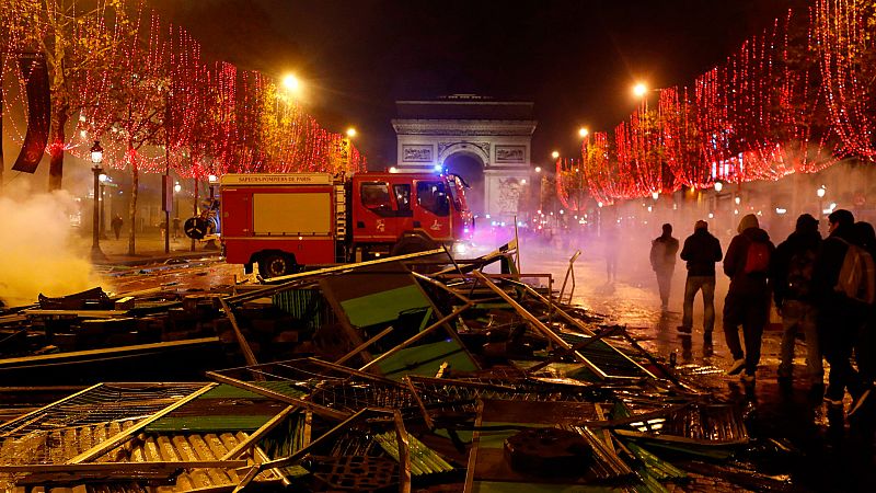 La manifestación de los "chalecos amarillos" en París degenera en violentos disturbios