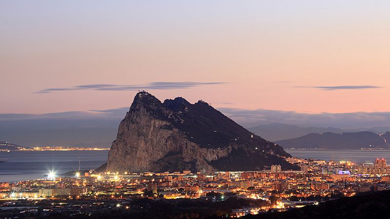 Casado tacha de "cesión histórica" el acuerdo sobre Gibraltar pero Iglesias lo apoyará si defiende a los trabajadores