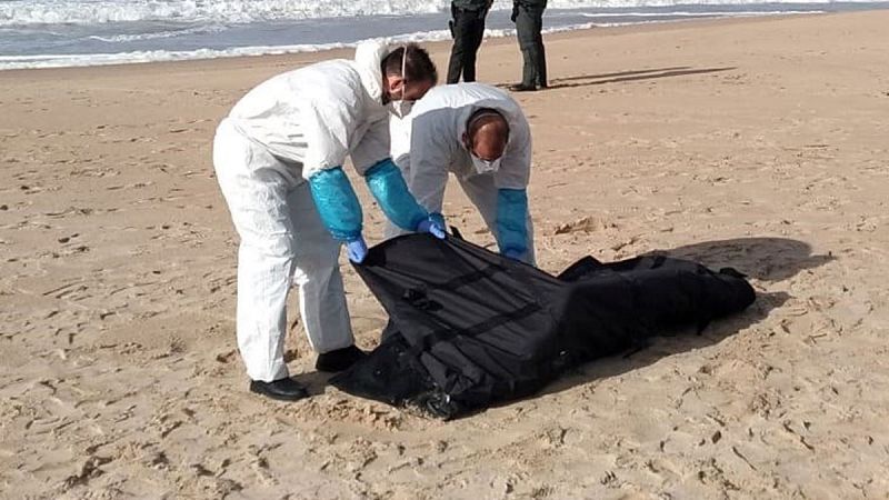 Marruecos recupera 15 cadáveres de inmigrantes de un barco en el Mediterráneo