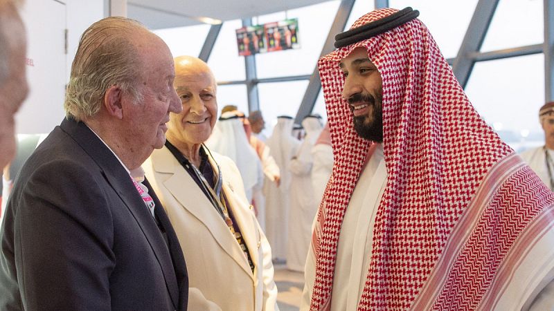 El rey Juan Carlos habla con el príncipe heredero saudí en el GP de Abu Dabi