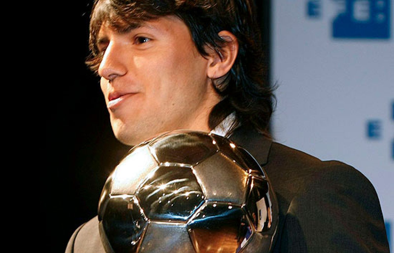 El jugador argentino Sergio 'Kun' Agüero ha recibido el Trofeo EFE al mejor jugador iberoamericano de la Liga española.