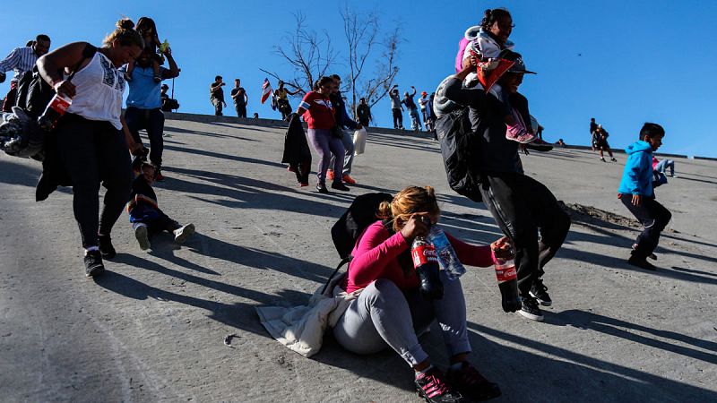 Un grupo de migrantes redobla la presión y busca cruzar el muro con EE.UU. a la fuerza