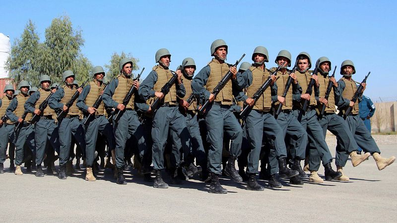 Mueren al menos 22 policías afganos en una emboscada de los talibanes