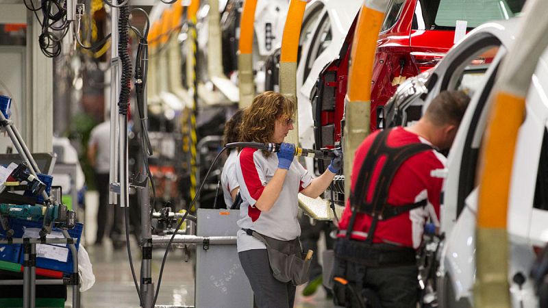 Los salarios retrocedieron un 1,8% en 2017 en España, donde las mujeres cobran casi un 15% menos que los hombres