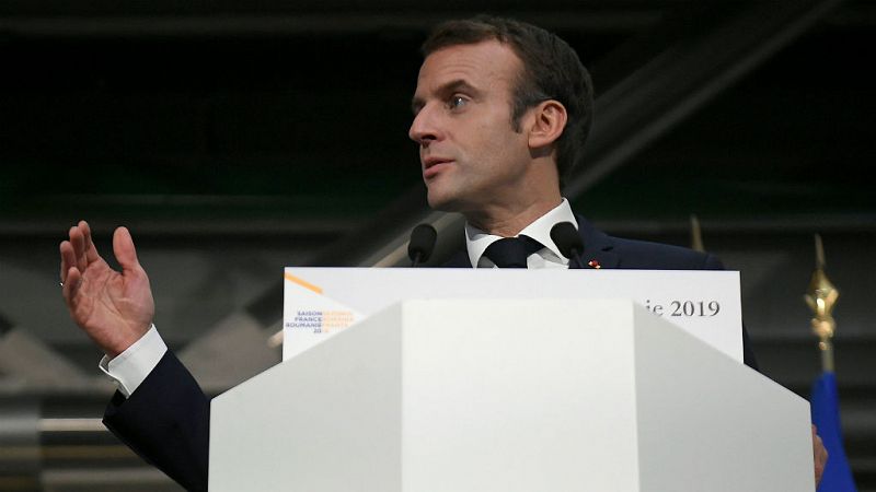 Macron no renuncia a la subida de los carburantes, pero adaptará los impuestos a los precios del petróleo