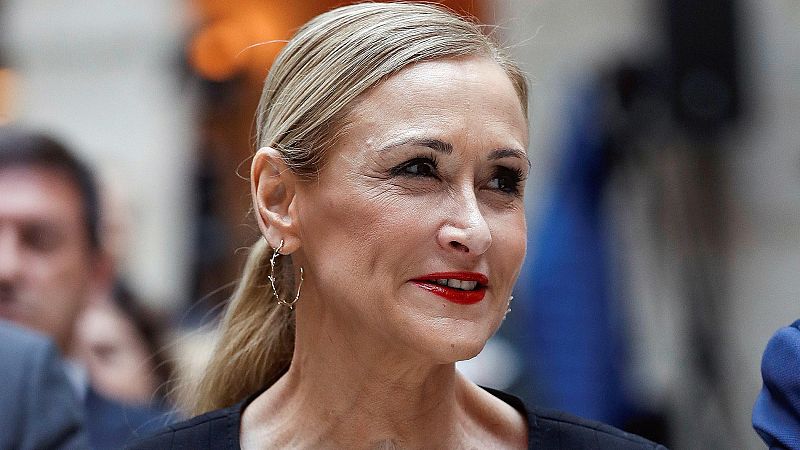 La jueza procesa a Cifuentes por delitos de falsedad documental en su máster en la Rey Juan Carlos