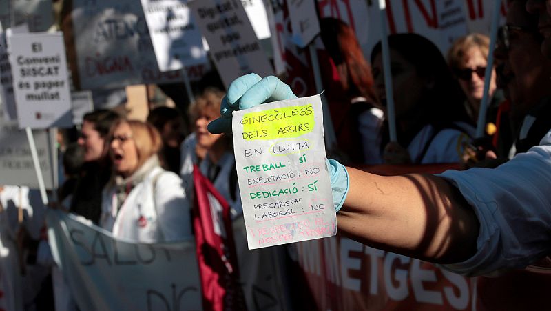 Tensión a las puertas del Parlament de Cataluña por las protestas de bomberos y médicos
