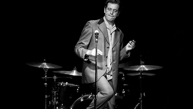 Javier Ojeda versiona el clásico de Paul Anka "Tu cabeza en mi hombro"