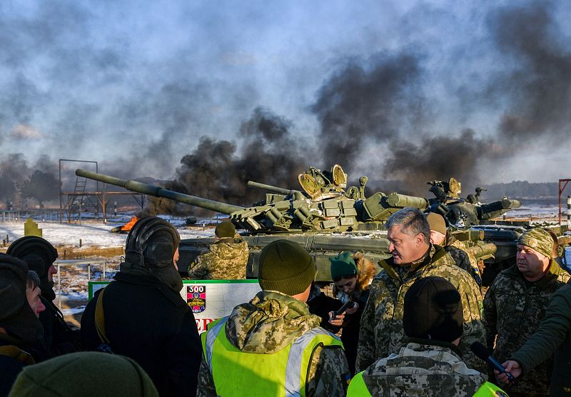 Poroshenko pide ayuda a la OTAN y a Alemania en el conflicto naval con Rusia, pero Merkel llama a la "sensatez"