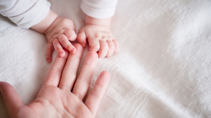 Madres y padres podrán reclamar el IRPF por maternidad a partir de la próxima semana